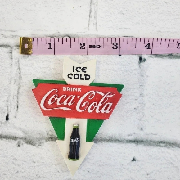 1998 Arrow Shaped Ice Cold Vintage 90s Coca Cola Magnet 49 - Picture 5 of 6
